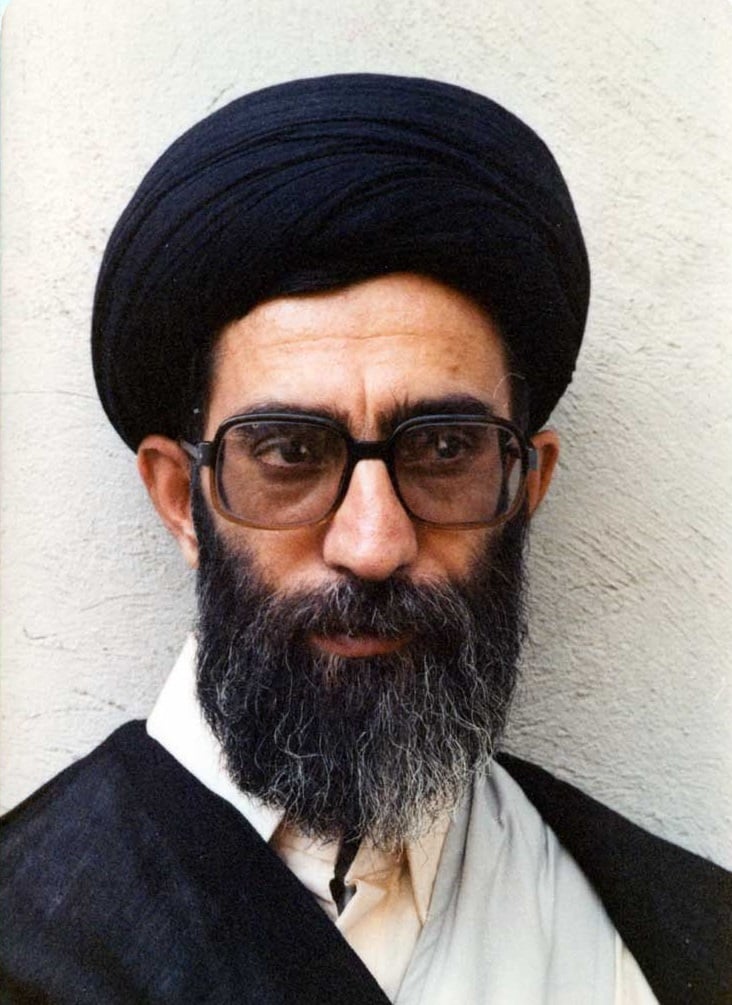 Ayatolá Alí Jamenei, líder supremo de Irán (fotografía de 1981, dominio público)