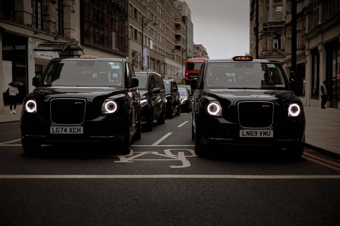 Los taxis negros se alinean en una calle de Londres mostrando el transporte urbano moderno.