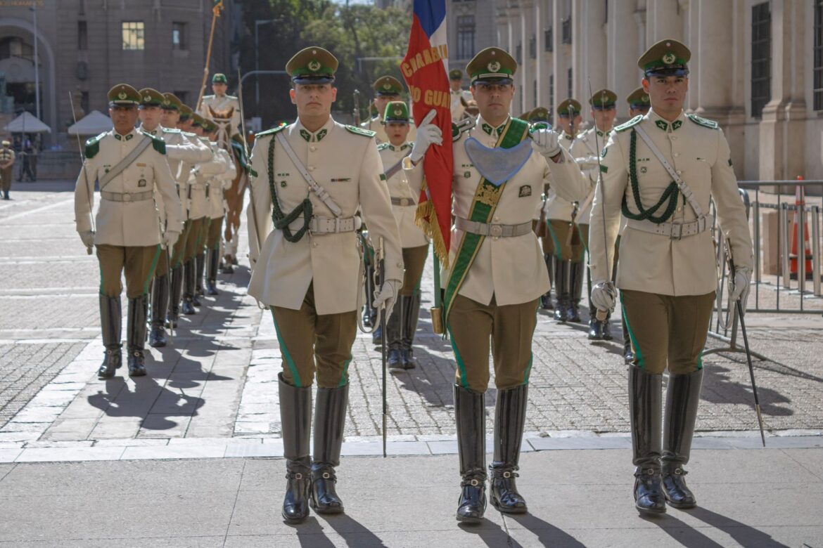 Un desfile militar de los Carabineros Chilenos en Santiago, Chile, que muestra formaciones disciplinadas.