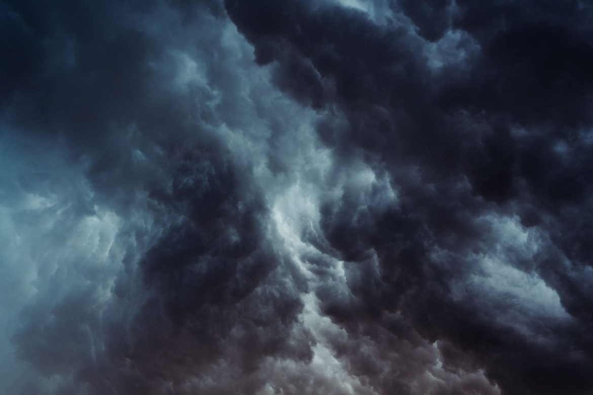 Nubes de tormenta de aspecto sombrío que capturan la poderosa atmósfera previa a una tormenta.