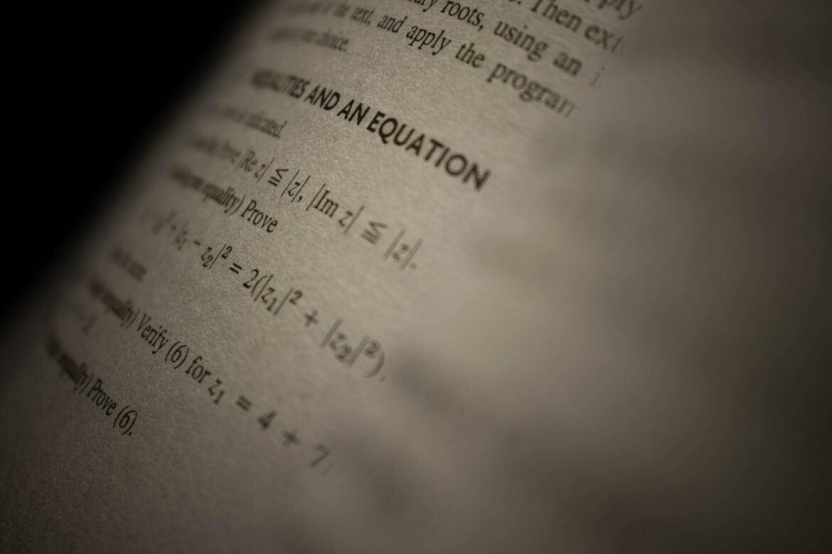 Enfoque selectivo en una página de libro de matemáticas con ecuaciones complejas y texto.